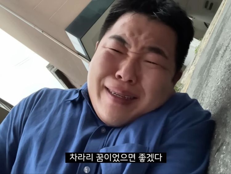 바닥에 쏟아진 얼음